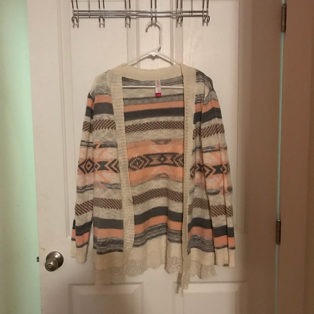 Pretty cardigan with lace